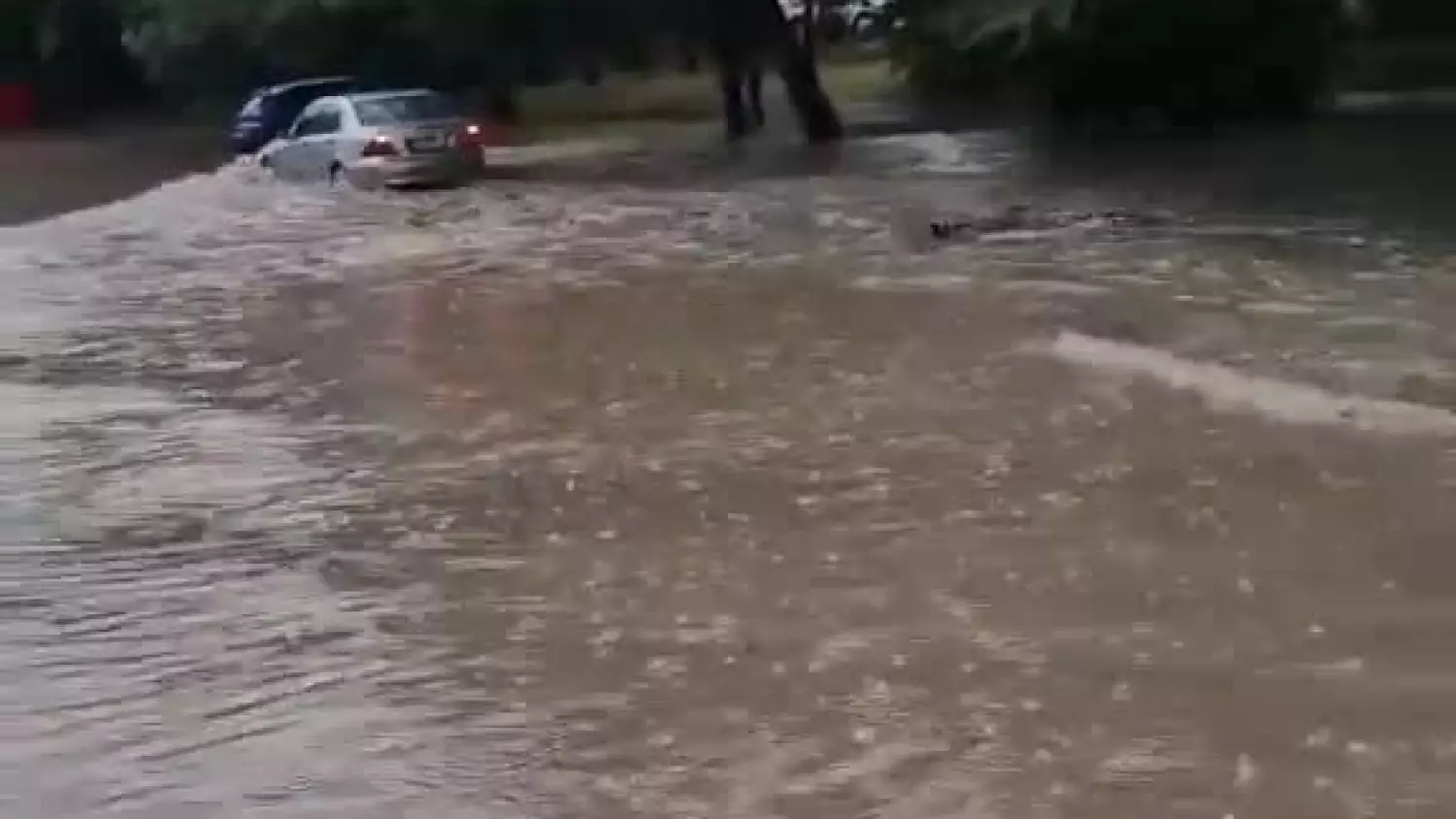 Zalana ulica Leszka Czarnego po ulewie w Rzeszowie