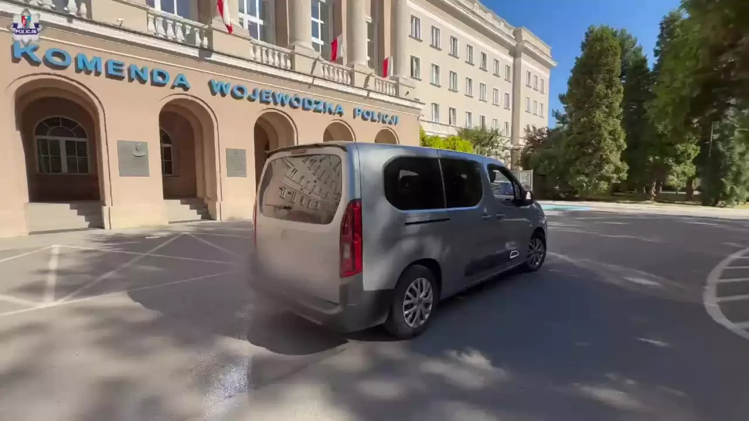 Doprowadzenie zatrzymanych diagnostów do komendy policji