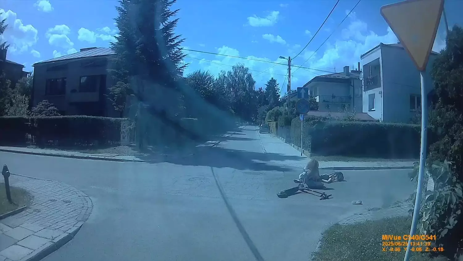 Szukamy kobiety z nagrania - sprawcy kolizji drogowej