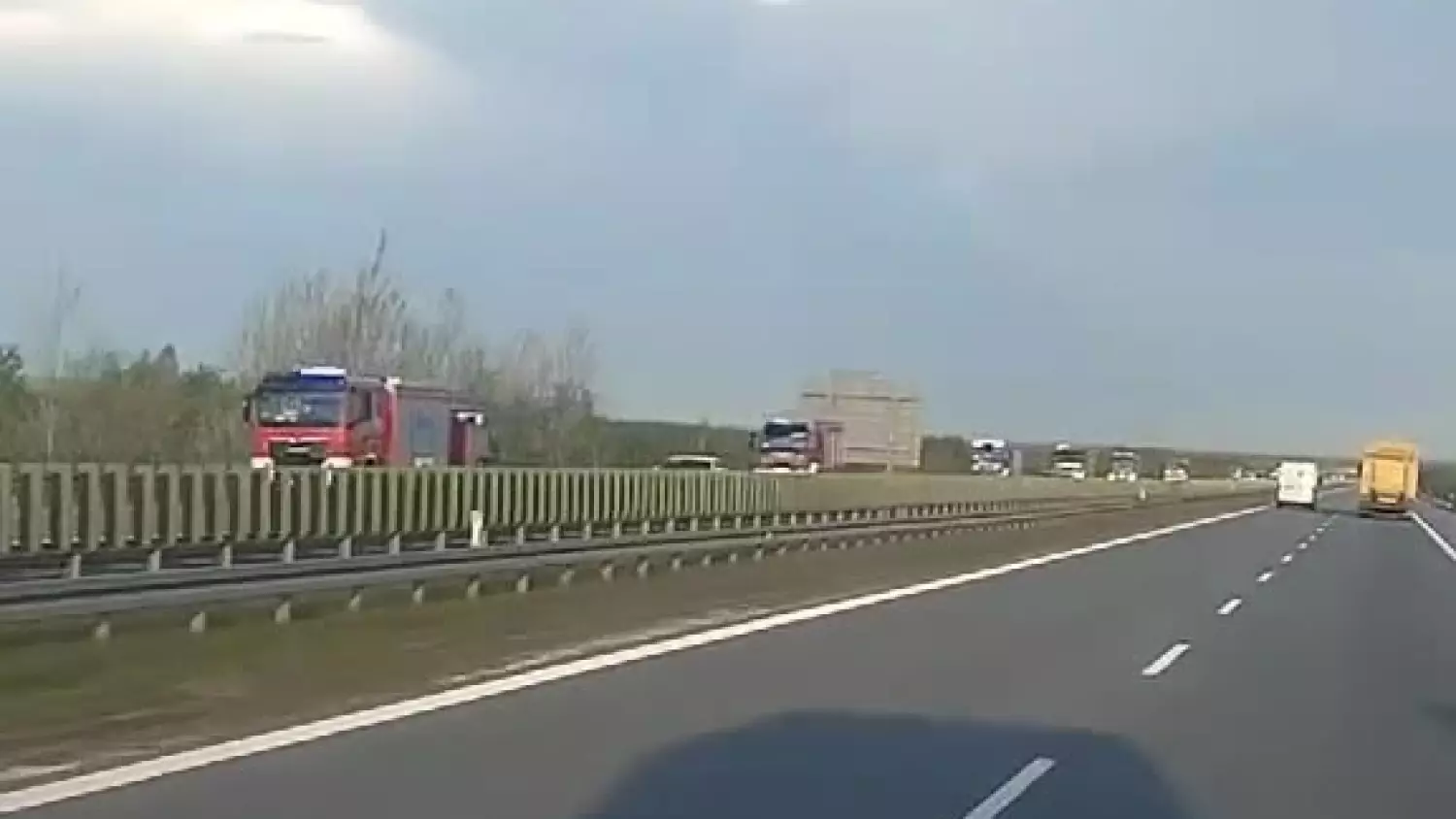 Strażacy z Podkarpacia w drodze do pożaru Puszczy Solskiej [WIDEO]