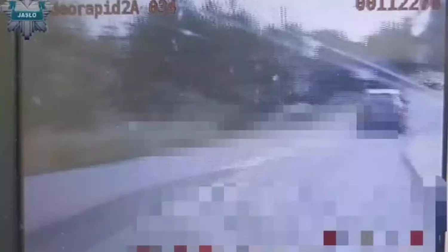 Kierowca Audi uciekał, a pasażer wyrzucał przez szybę narkotyki [WIDEO]