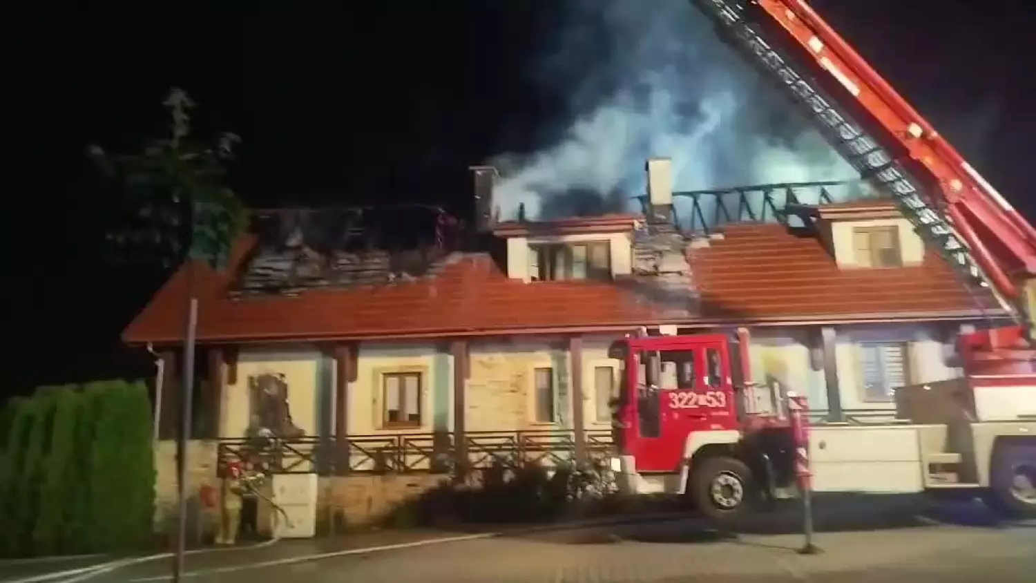 Pożar poddasza szeregówki przy ulicy Kiepury [WIDEO]