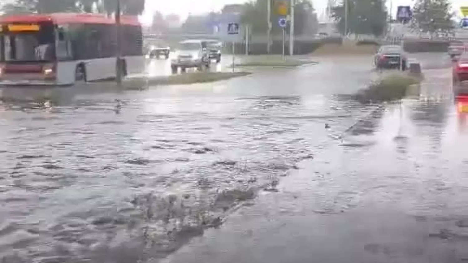 Kilkanaście minut intensywnych opadów sparaliżowało Rzeszów.mp4