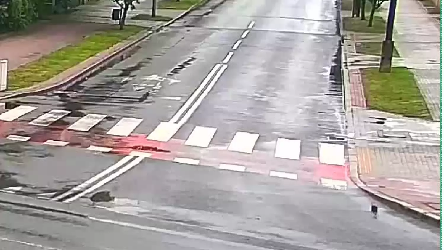Auto bez kierowcy wjechało w ogrodzenie.mp4
