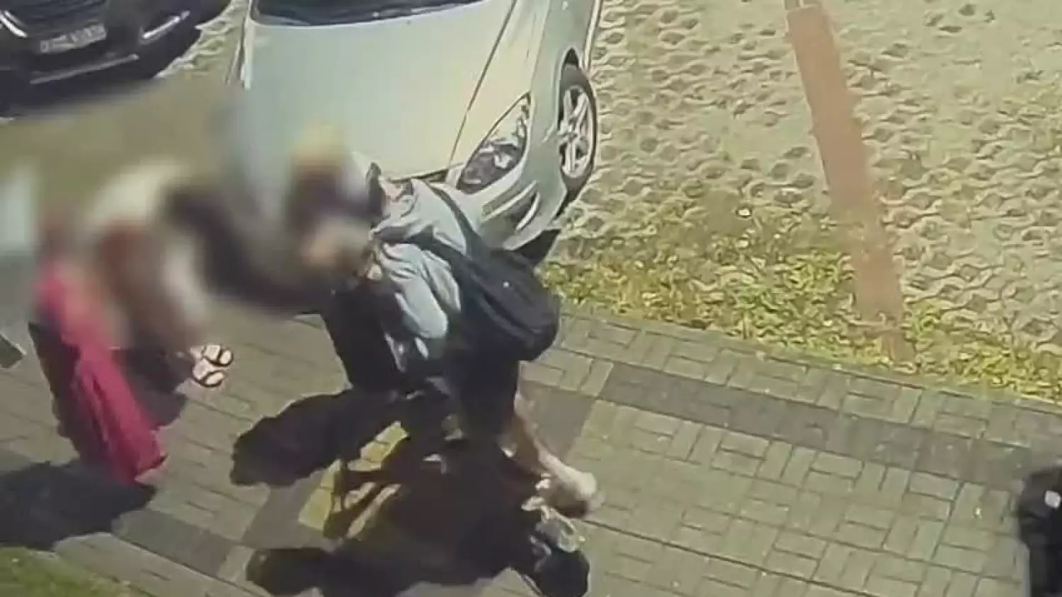Hulajnoga uderzyła w zaparkowanego Hyundaia. Policja szuka dwóch nastolatków