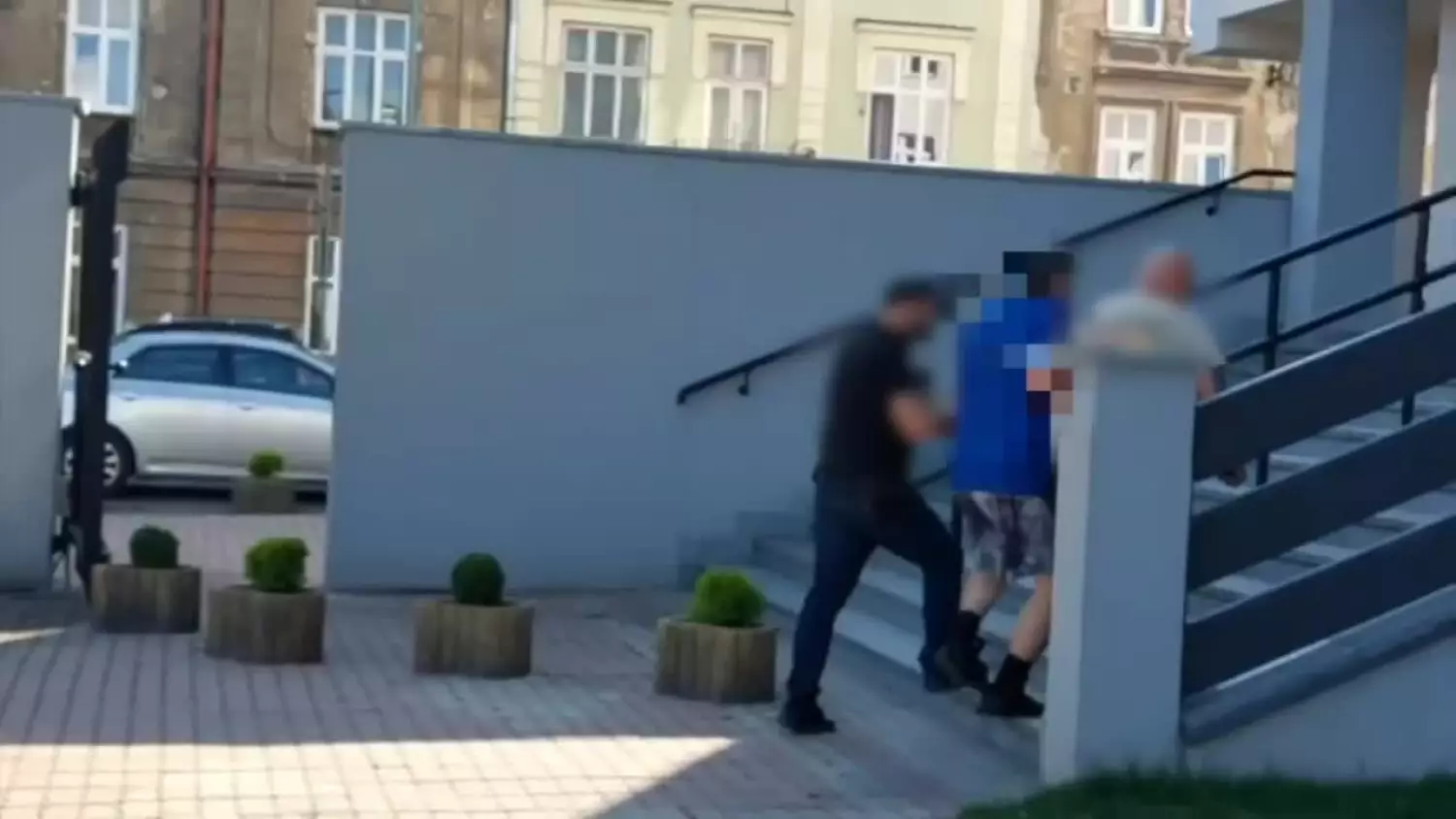 Film trafił do sieci. Następnego dnia policja zapukała do jego drzwi.mp4